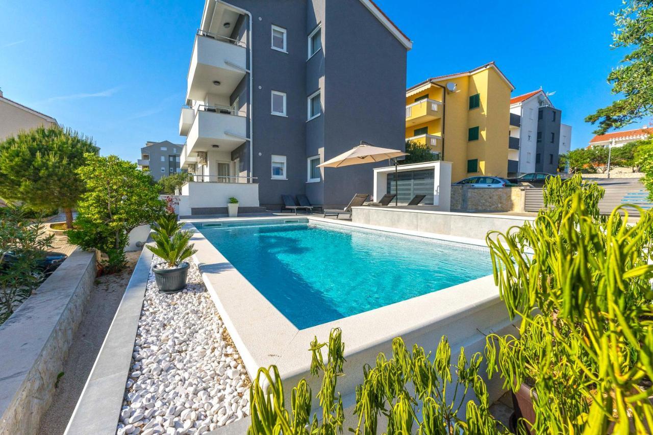 Summer Breeze Pool Apartments Novalja Exterior photo